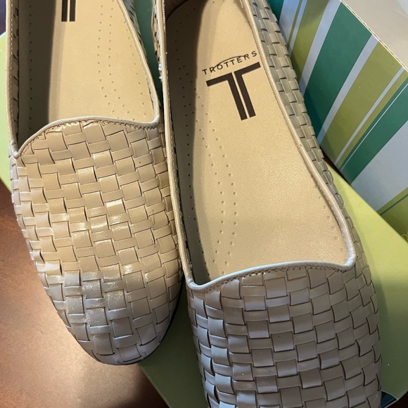 Trotters bone colored woven flat loafers, size 9 - Picture 5 of 7